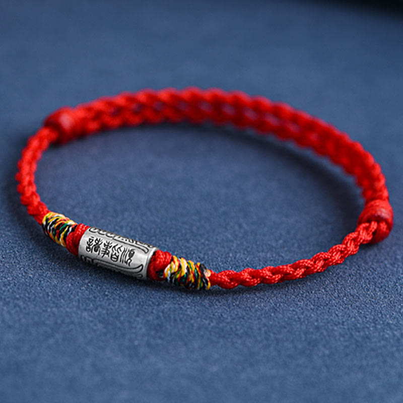 Rotes Armband 925 Silber mit chinesischen Zeichen Schutz Stärke Flat Lay