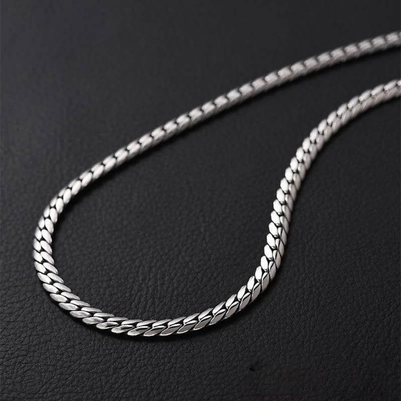 Silbernes Armband Kupfer – Stärke Energie auf schwarzem Hintergrund elegant.