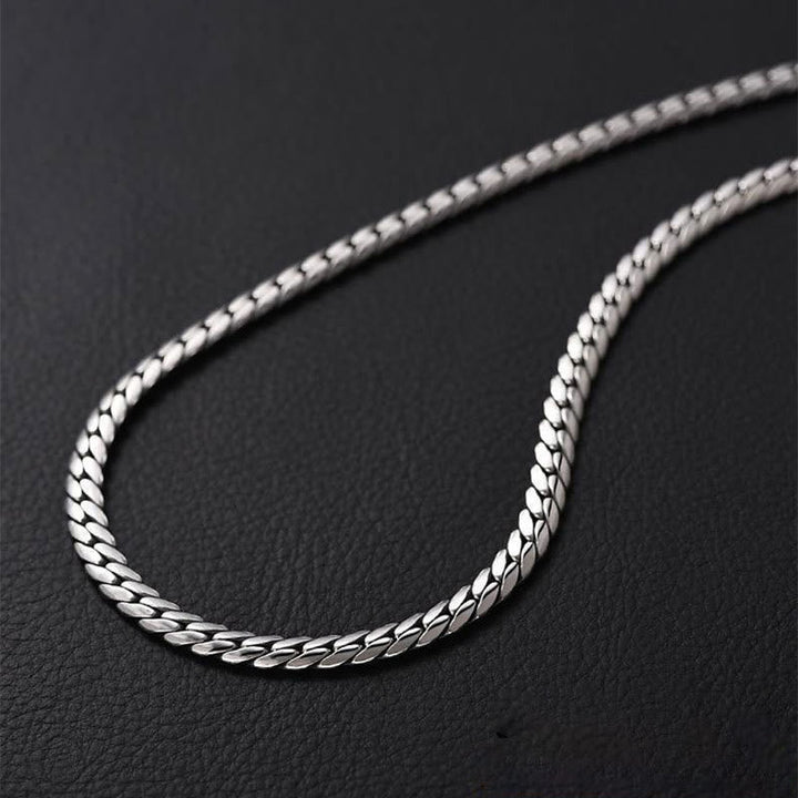 Silbernes Armband Kupfer – Stärke Energie auf schwarzem Hintergrund elegant.