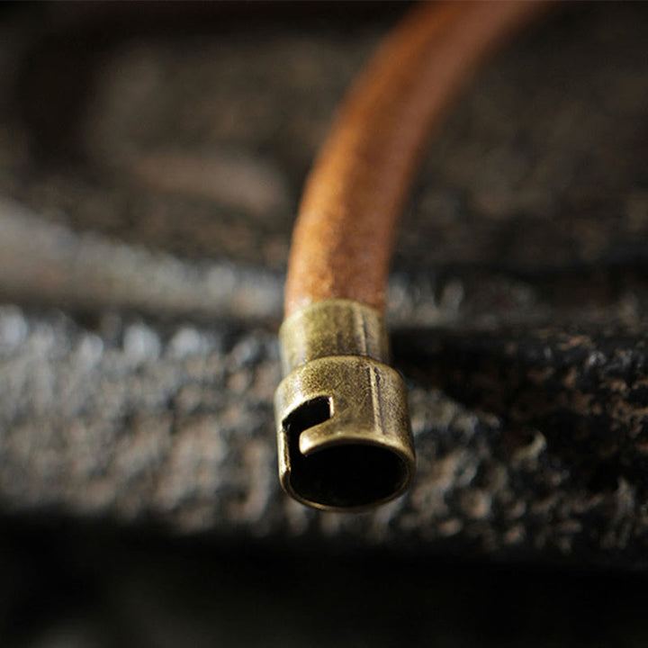 Kupfer Magnetisch Armband am Holzstab getragen, bronzefarbenes Metall Detail