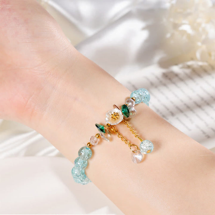 Armband Blume Glas Perlen Türkis Handgelenk elegant geschmückt.
