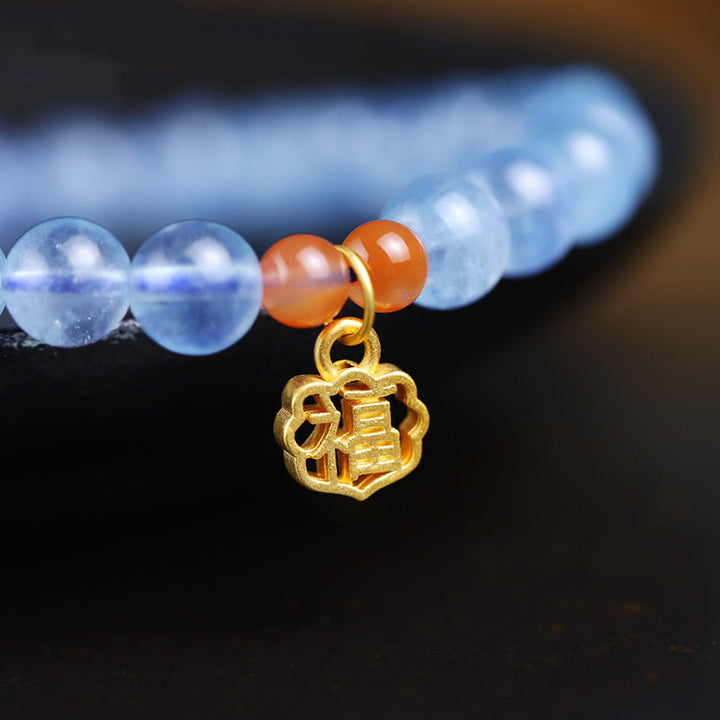 Armband Aquamarin Roter Achat – Heilung am Handgelenk getragen goldener Charm