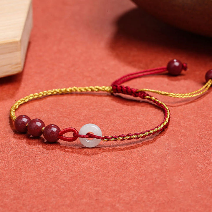 Armband Zinnober Jade – Frieden & Segen mit roten Perlen und weißer Jade.
