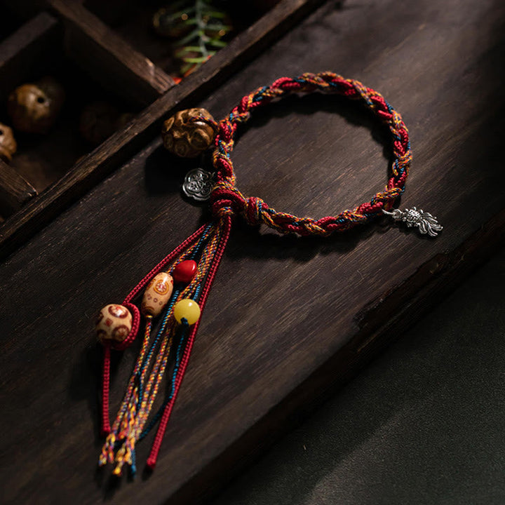 Rotes Armband mit Koi Fisch Charm und silbernen Verzierungen, handwerklich gefertigt.