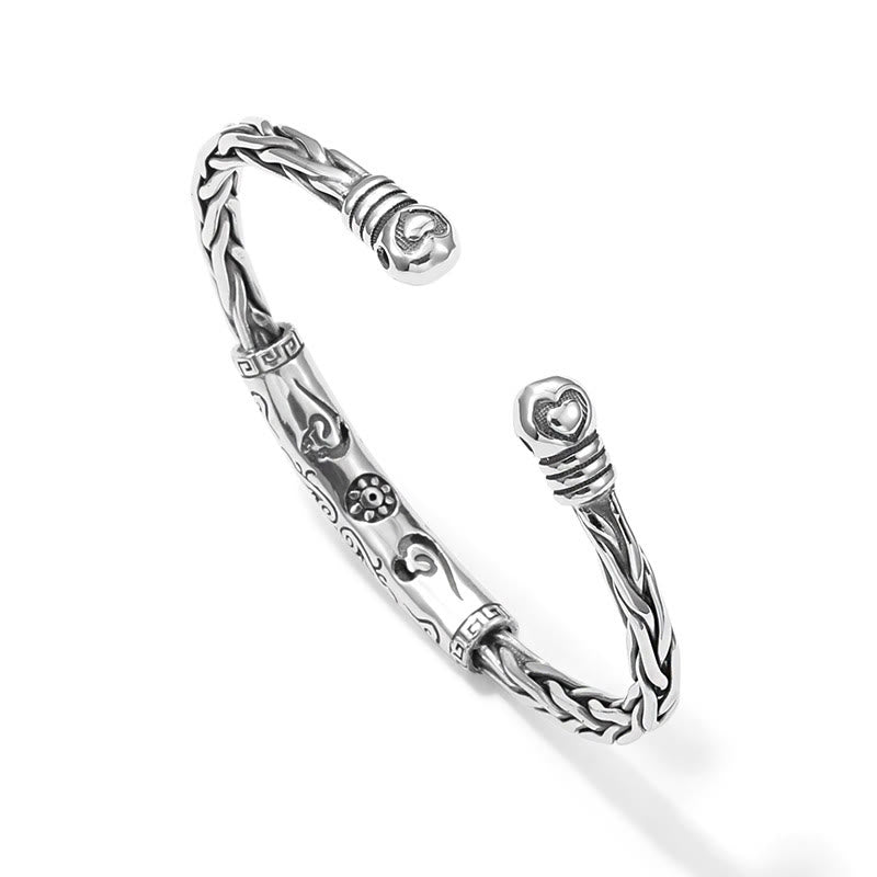 Silbernes Armband Om Mani Padme Hum mit Herzanhängern elegant.