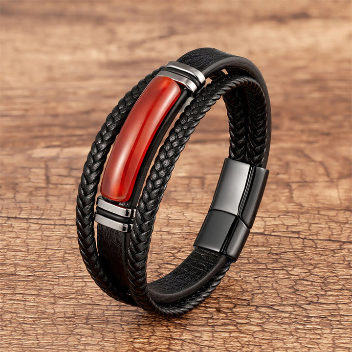 Schwarzes Leder Armband mit rotem Stein Magnetverschluss Holzhintergrund