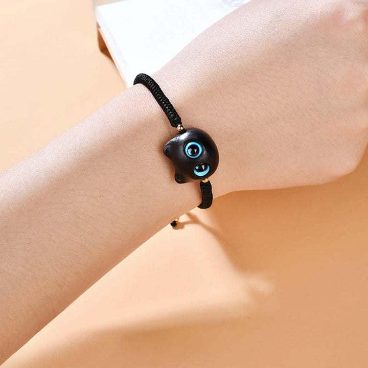 Armband Ebenholz Katze mit blauen Augen elegant am Handgelenk getragen