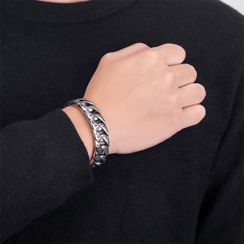 Silbernes Om Mani Padme Hum Armband am Handgelenk getragen elegant