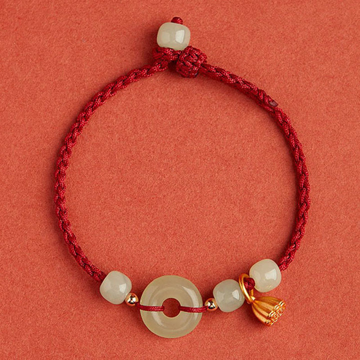Rotes Armband Jade Lotus mit weißen Perlen Wohlstand Frieden Flatlays