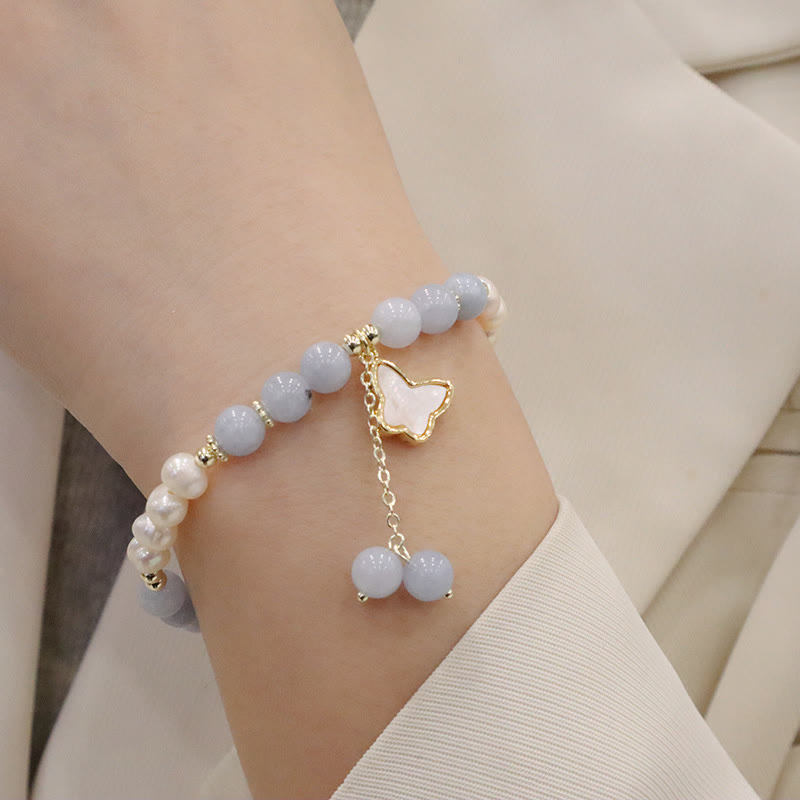 Armband Aquamarin Perle Schmetterling Heilung elegantes Handgelenk getragen