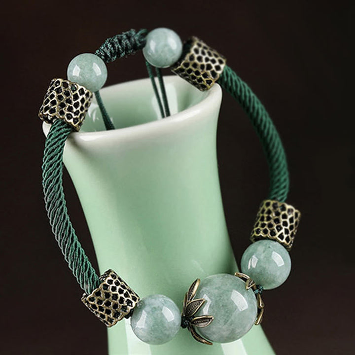 Armband Jade Grün Geflochten am Handgelenk mit Natursteinen und Metallakzenten.