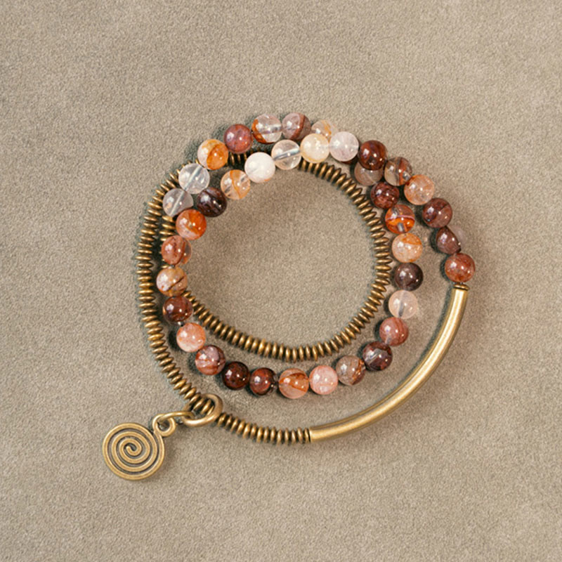 Armband Kupfer – Liebe mit Perlen und Spiralanhänger auf neutralem Hintergrund.