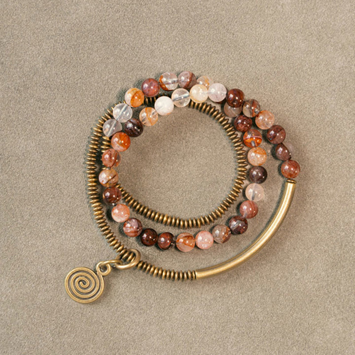 Armband Kupfer – Liebe mit Perlen und Spiralanhänger auf neutralem Hintergrund.
