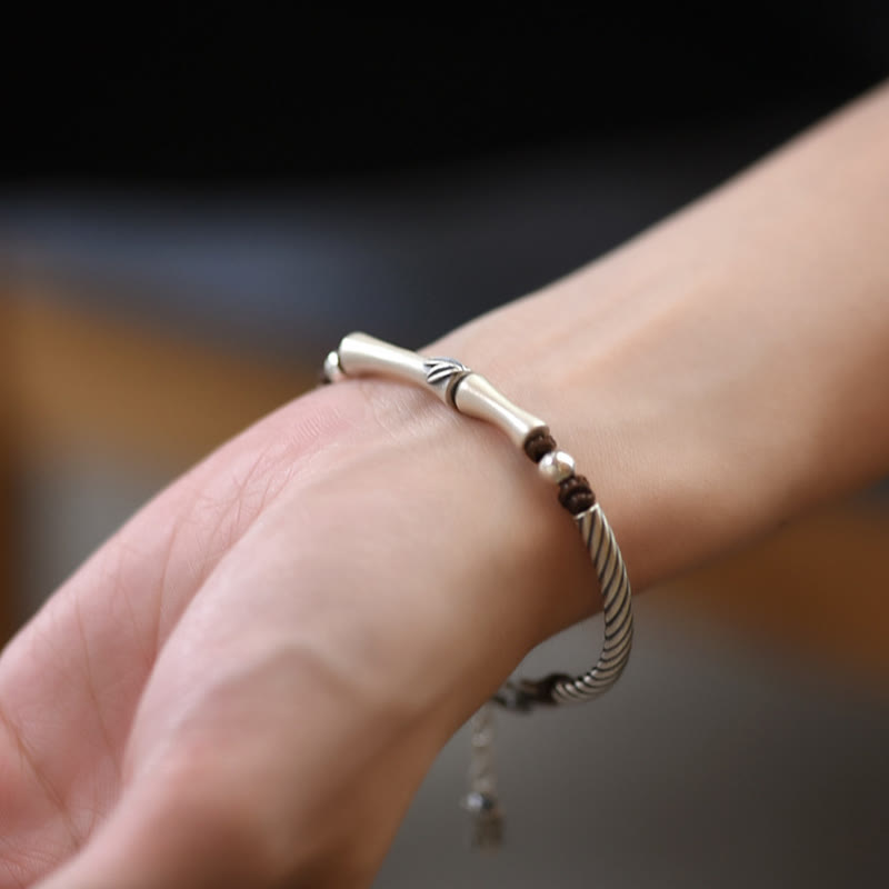 Silbernes Bambus-Armband 925er Silber am Handgelenk mit Glückssteinen getragen