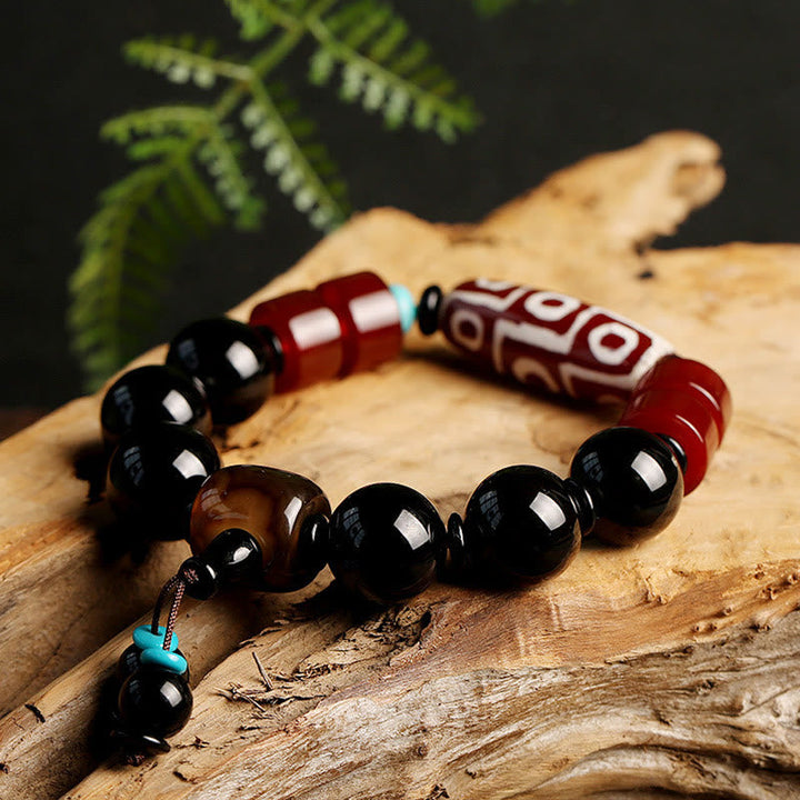 Armband Schwarzer Onyx mit roten Achat Perlen auf Holz Natur