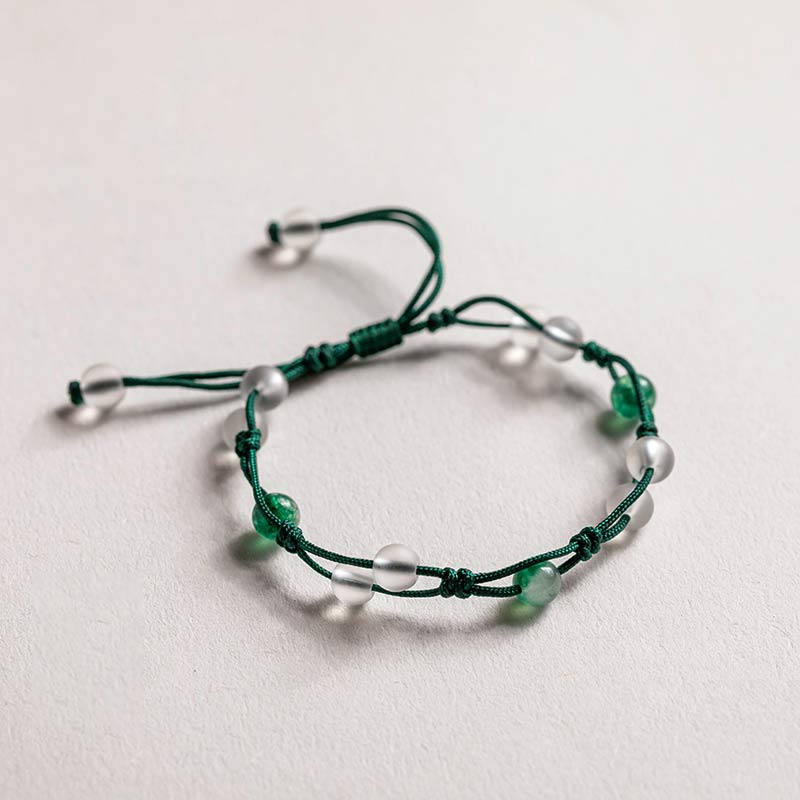 Grünes Armband mit weißen Perlen und grünen Steinen elastisch