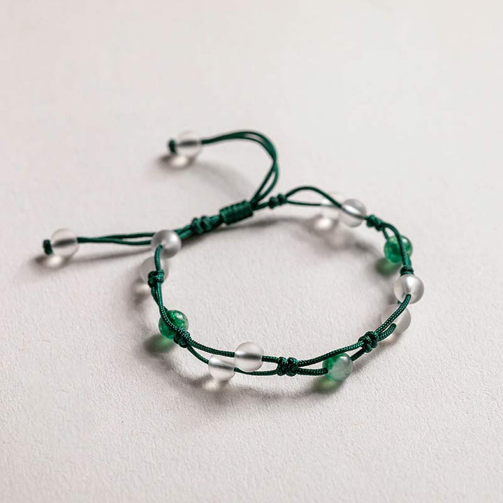 Grünes Armband mit weißen Perlen und grünen Steinen elastisch