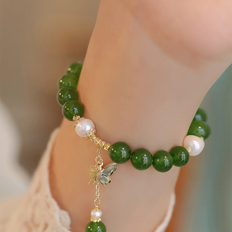 Armband Perle Schmetterling grüner Jade Naturstein elegant getragen