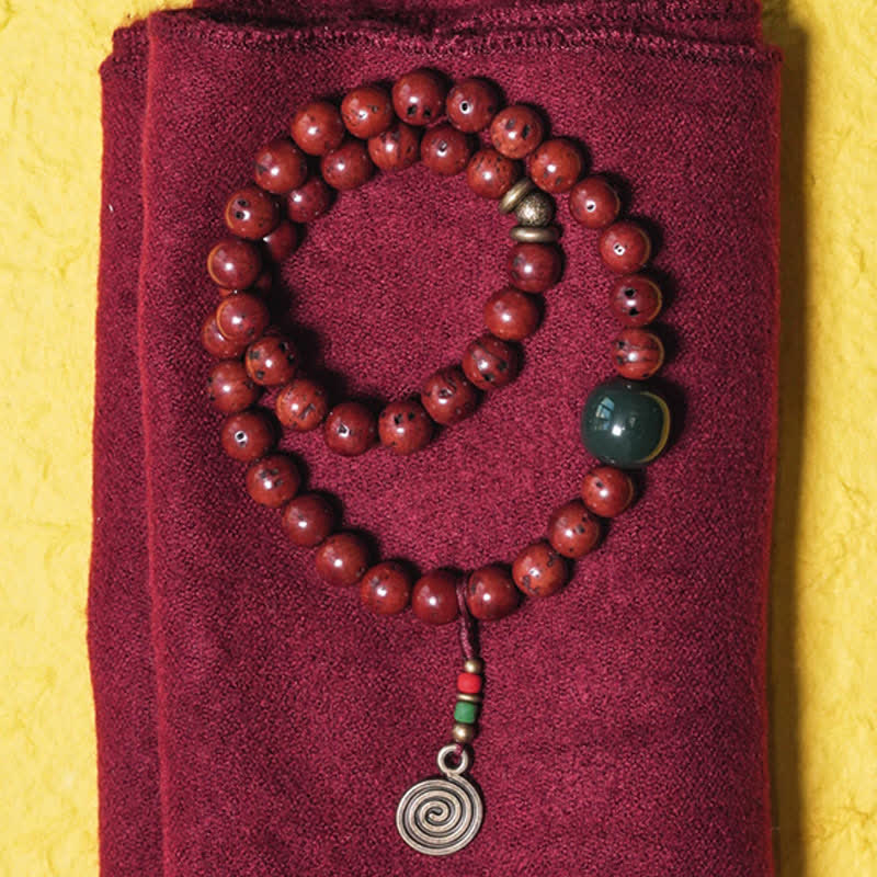 Rotes Jaspis Armband mit Jade und Spirale Anhänger elastisch.