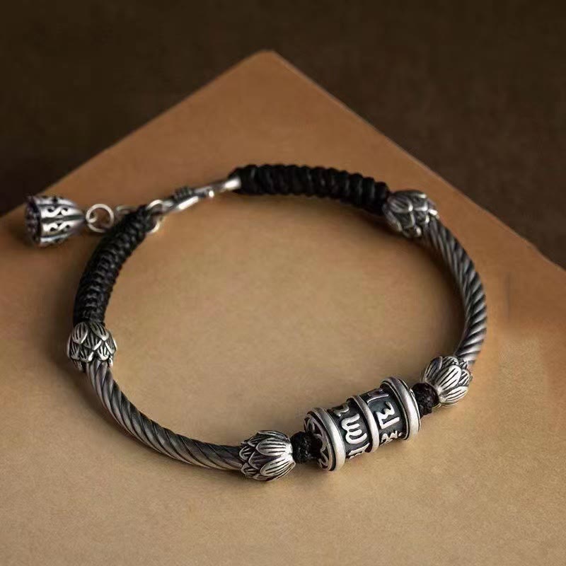 Silbernes Om Mani Padme Hum Armband mit schwarzem Seil am Handgelenk getragen