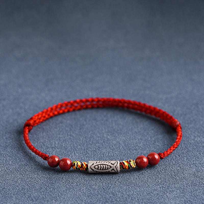 Rotes Armband mit Silber Koi Fisch Anhänger elastisch getragen