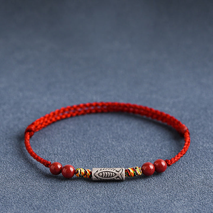 Rotes Armband mit Silber Koi Fisch Anhänger elastisch getragen