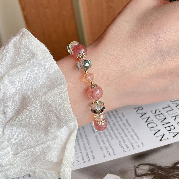 Armband Erdbeerquarz Kristall am Handgelenk mit rosafarbenen Steinen getragen
