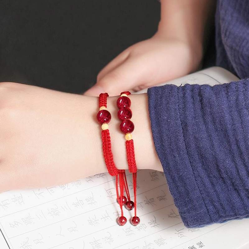 Rotes Armband Zinnober – Segen mit Perlen am Handgelenk getragen
