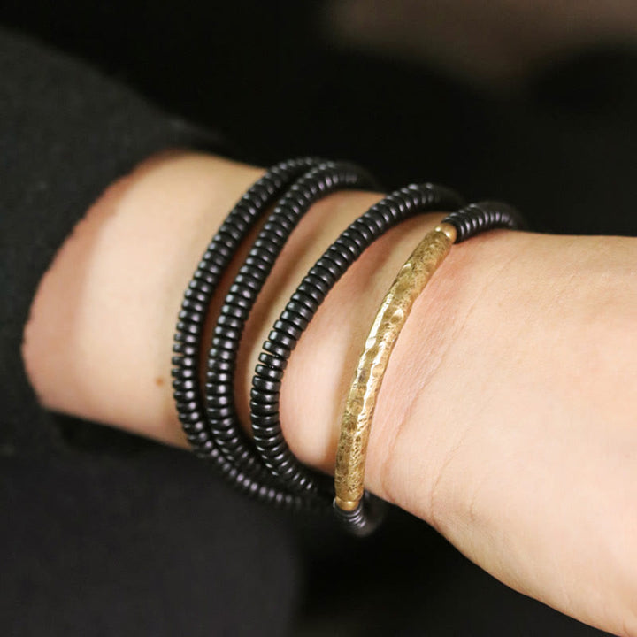 Armband Kupfer Ebenholz Balance am Handgelenk schwarze Perlen goldenes Band