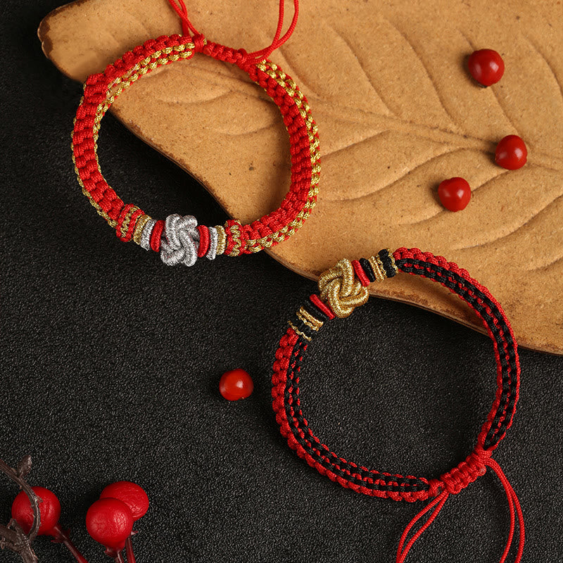 Rotes Armband – Glück & Liebe mit goldenem Perlenbesatz handgetragen