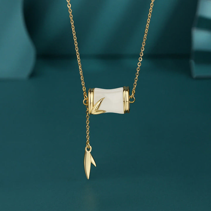 Goldkette mit weißer Jade und Bambus Anhänger elegant.