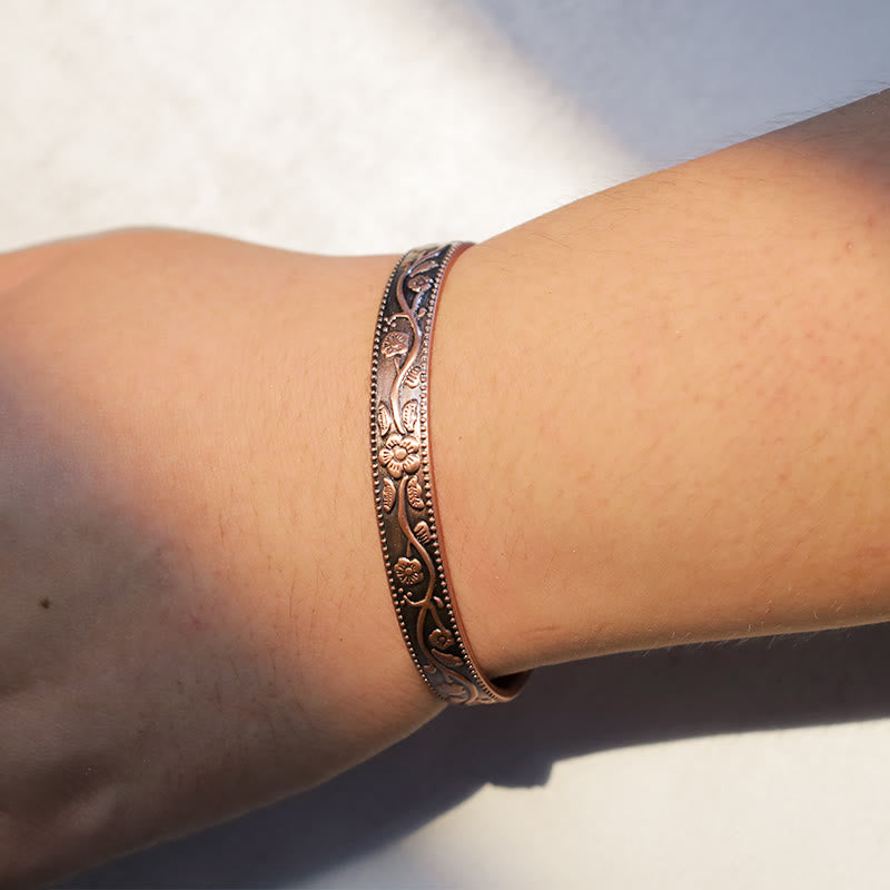 Kupfer Magnetisch Armband mit ornamentalem Design am Handgelenk getragen