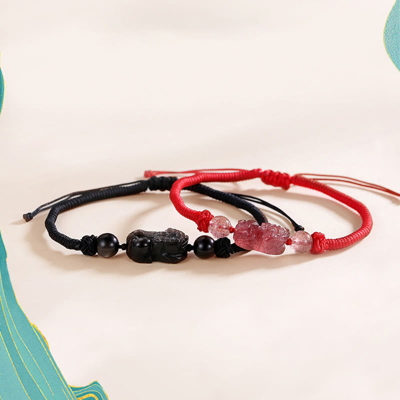 Zwei elastische Armbänder mit Obsidian, Pixiu und Erdbeerquarz Steinen.