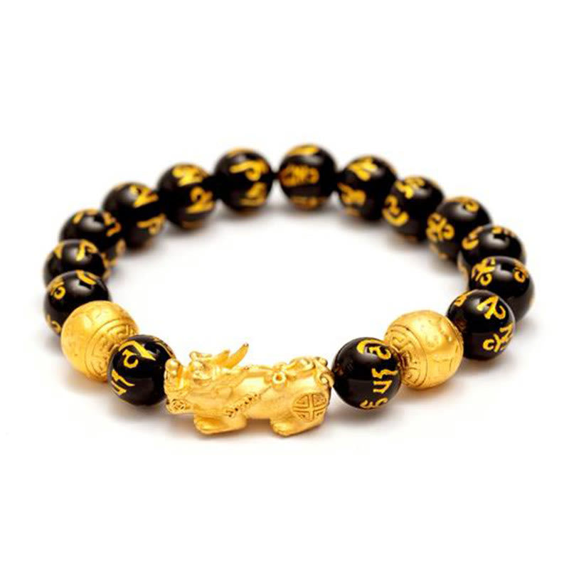 Schwarzes Obsidian Armband mit goldenem Pixiu Anhänger elastisch getragen