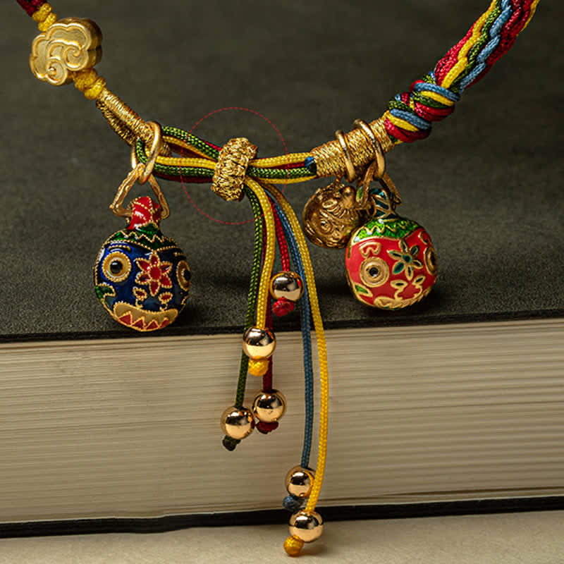 Goldenes Armband mit bunten Perlen und Glücksbringern Familie.