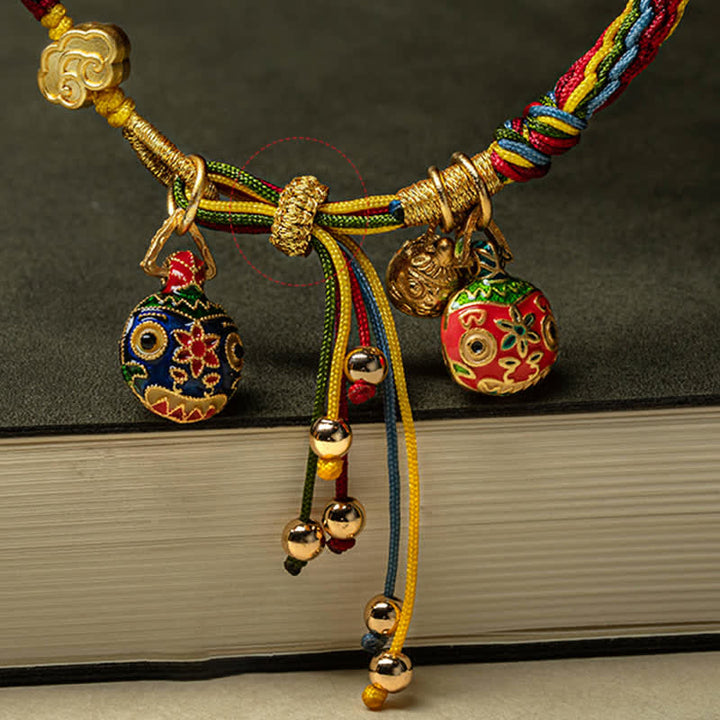 Goldenes Armband mit bunten Perlen und Glücksbringern Familie.
