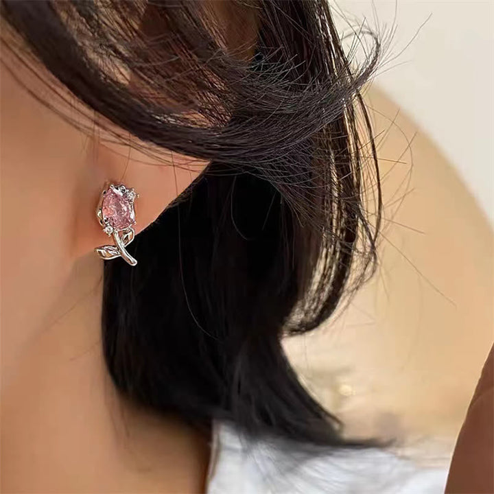 Ohrringe Tulpe Zirkonia Kupfer rosa getragen Boho Schmuck zart elegant