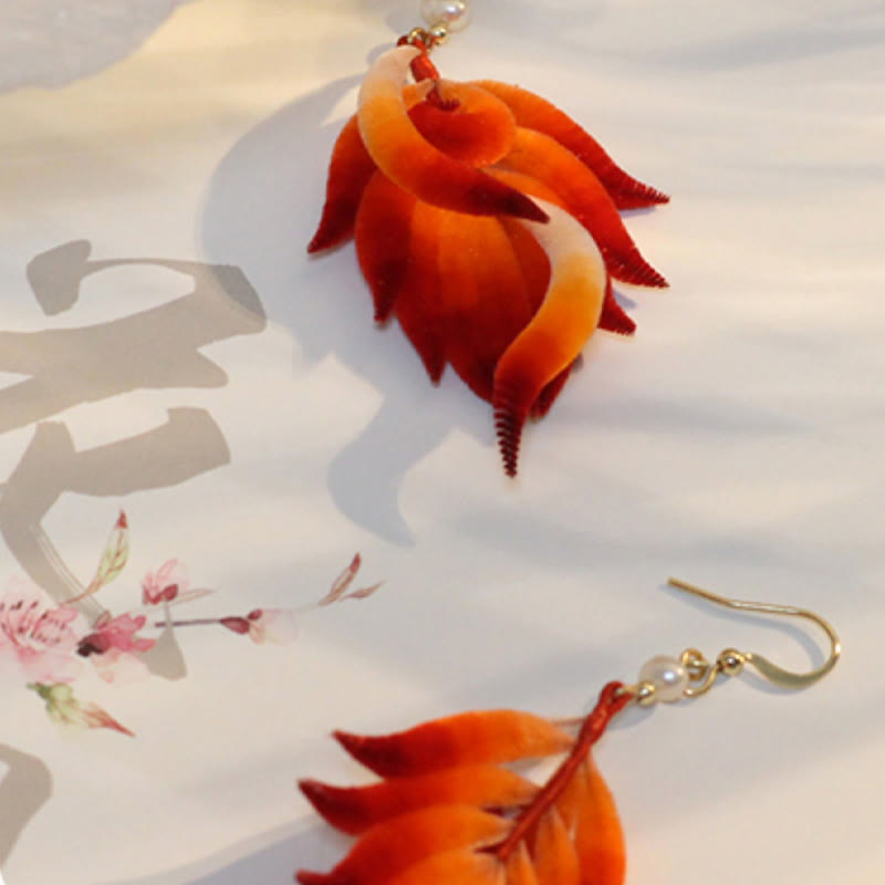 Ohrringe Seide Samtblume Feder – Eleganz orange Boho Schmuck Ohrhänger