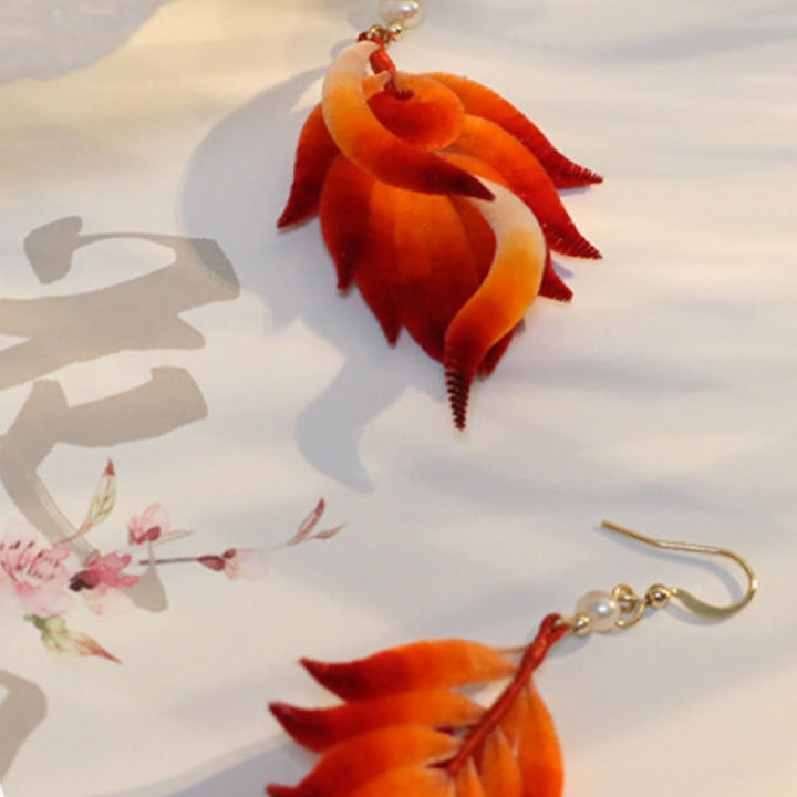 Ohrringe Seide Samtblume Feder – Eleganz orange Boho Schmuck Ohrhänger