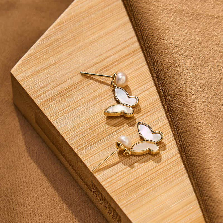 Ohrringe Kupfer Perle Schmetterling goldfarben Perlmutt elegant Holzdisplay Schmuck