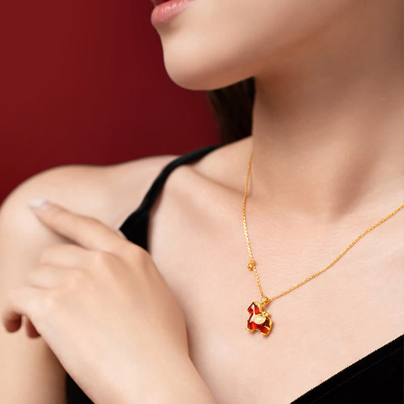 Rote Rotachat Kette am Hals getragen mit Goldvergoldung elegant