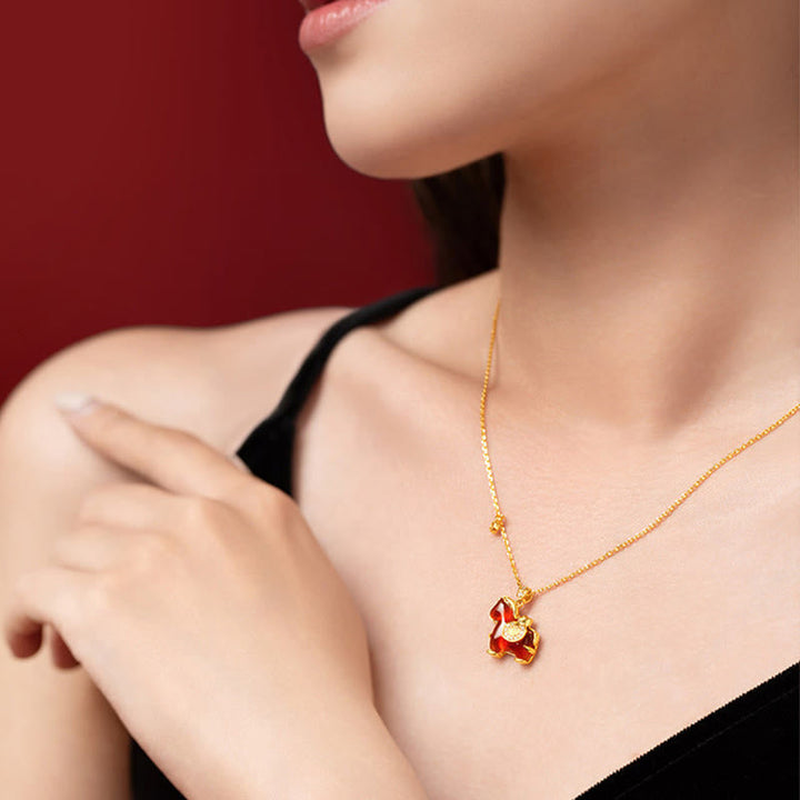 Rote Rotachat Kette am Hals getragen mit Goldvergoldung elegant