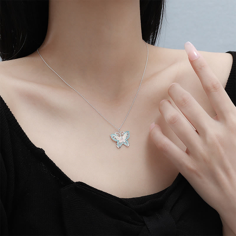 Sterlingsilber Schmetterling Kette blau Emaille am Hals getragen
