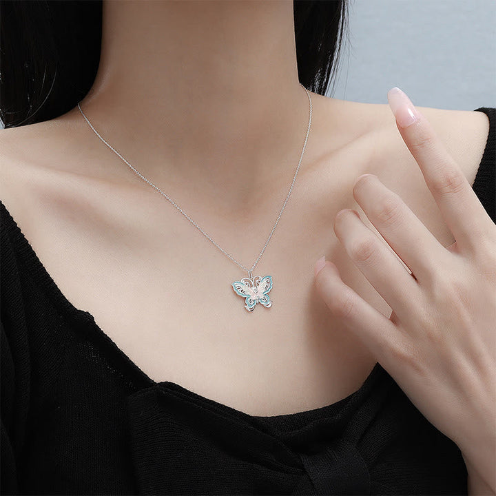 Sterlingsilber Schmetterling Kette blau Emaille am Hals getragen