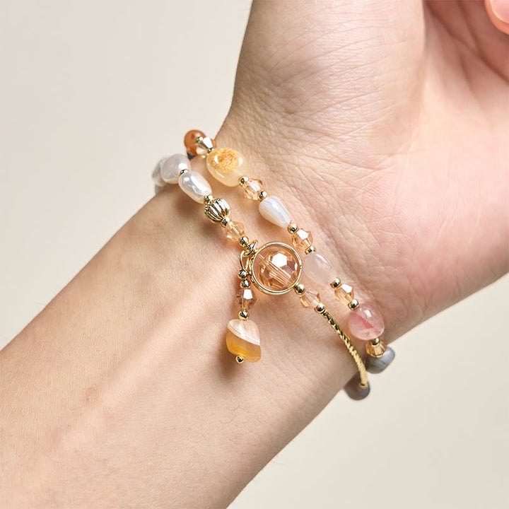 Doppel Armband mit Glas Perlen und goldenen Perlen am Handgelenk getragen