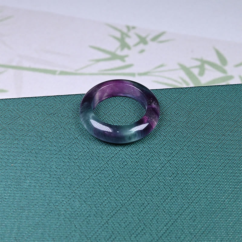 Ring Fluorit Schutz Energie natürlicher Stein elegant auf grünem Tuch