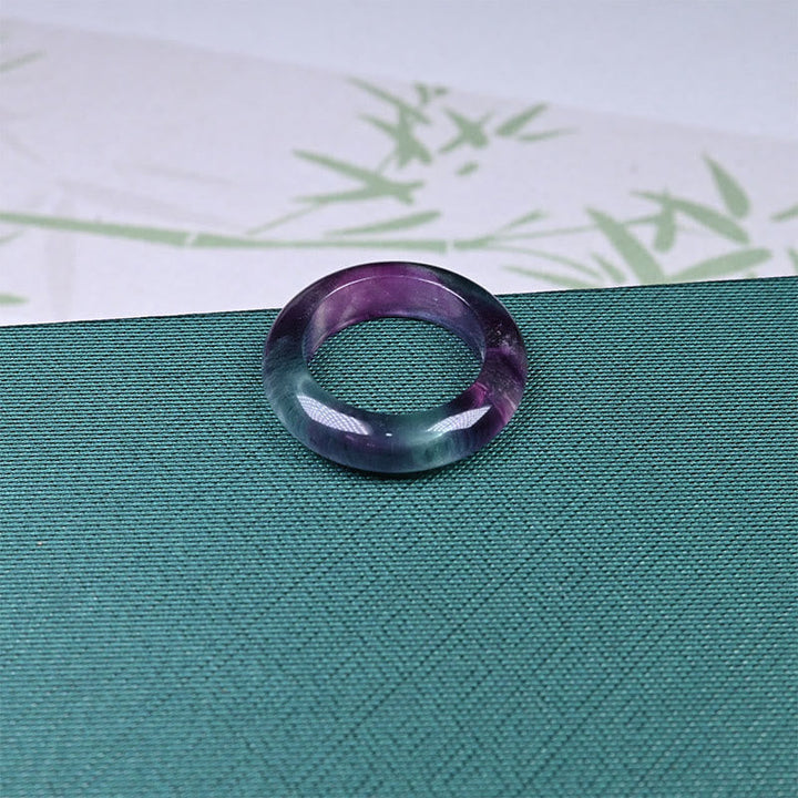 Ring Fluorit Schutz Energie natürlicher Stein elegant auf grünem Tuch