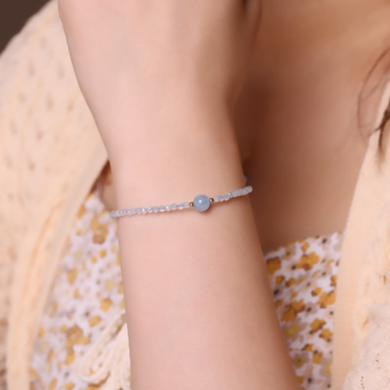 Armband Aquamarin Frieden Energie zarte Perlen am Handgelenk getragen Sommer