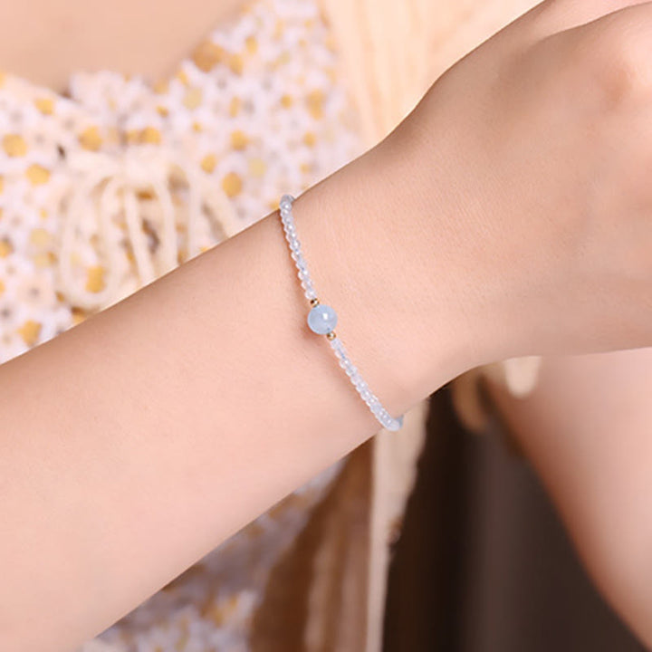 Armband Aquamarin – Frieden & Energie zarte Perlen am Handgelenk getragen