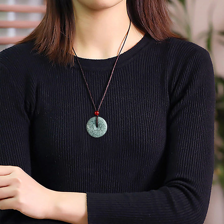 Grüne Jade Kette am Hals getragen geschnitzte Blume Frieden